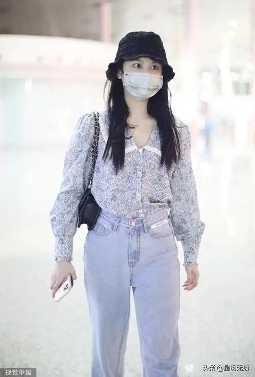张慧雯戴渔夫帽现身机场穿碎花衬衣搭牛仔裤温柔知性