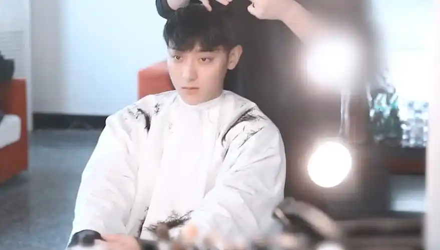 黄子韬晒清爽寸头造型 回应改名喊话"别删我"