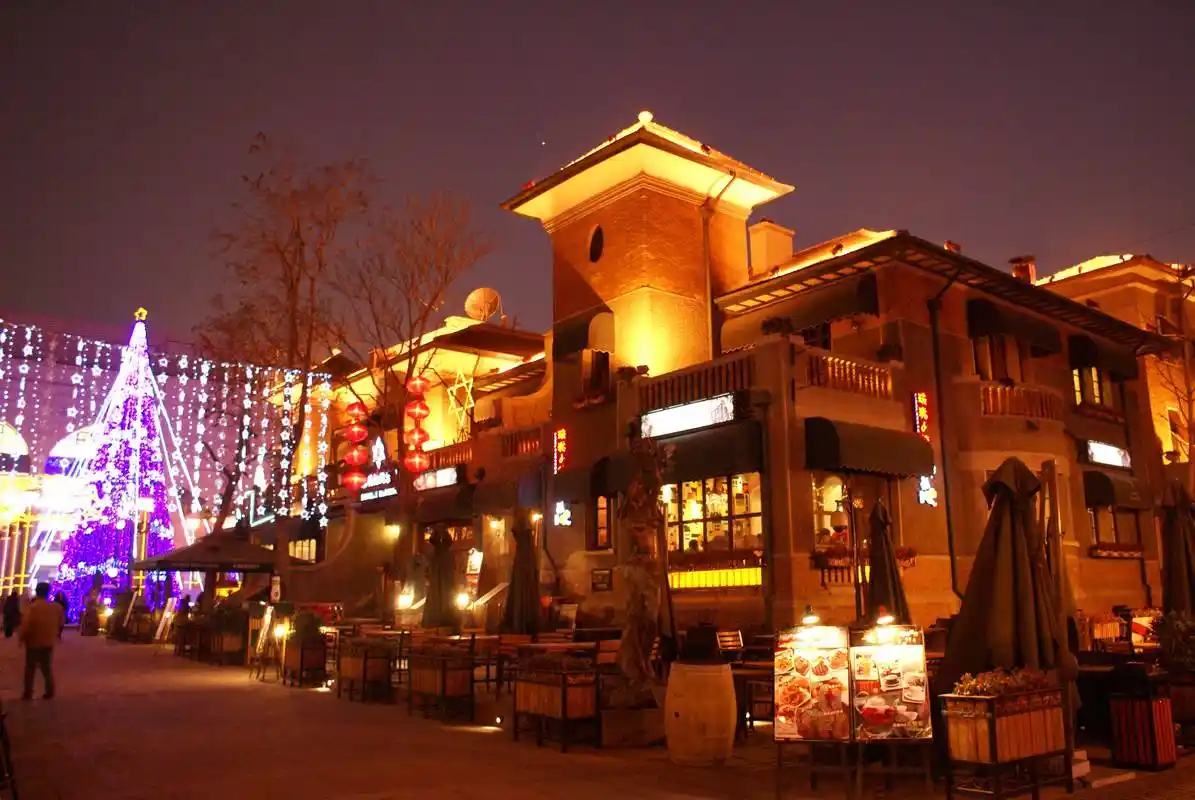 夜晚的意大利风情街,更是让人觉得十分的着迷,整个风情街都充满了各种