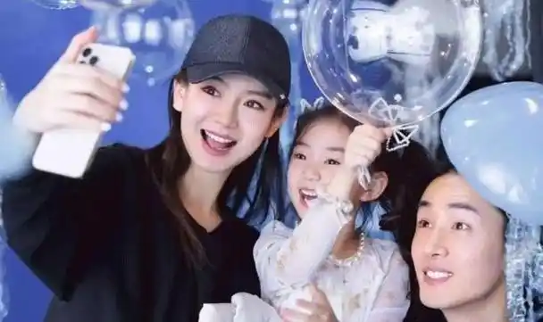 1月16日,香港迪士尼成为戚薇李承铉一家四口的欢乐天地,因为1月17日是