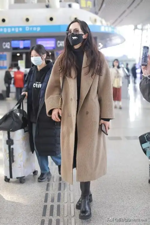 录制现身机场,驼色大衣搭配墨镜简约摩登|内搭|呢子|长筒靴_网易订阅