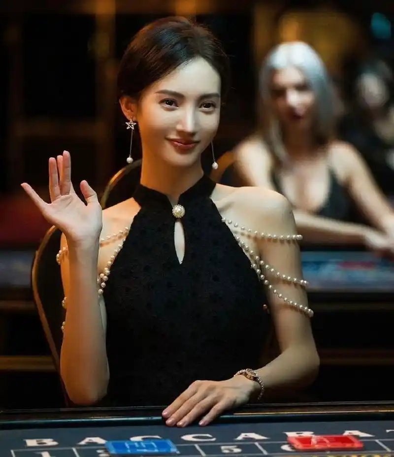 电影《孤注一掷》里边,金晨饰演的美女模特安娜,为了赚钱主动77被骗