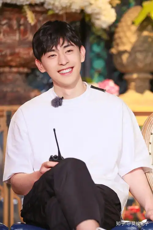 有没有邓伦笑的特别阳光特别苏的可以做壁纸的照片