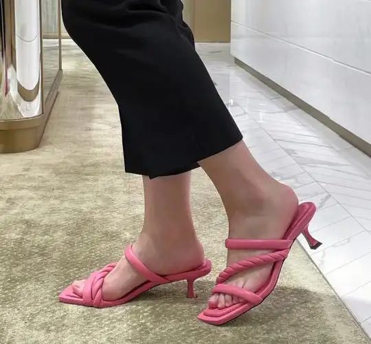 颜色又很显白呢～#jimmychoo  #宁波阪急  #夏日凉鞋
