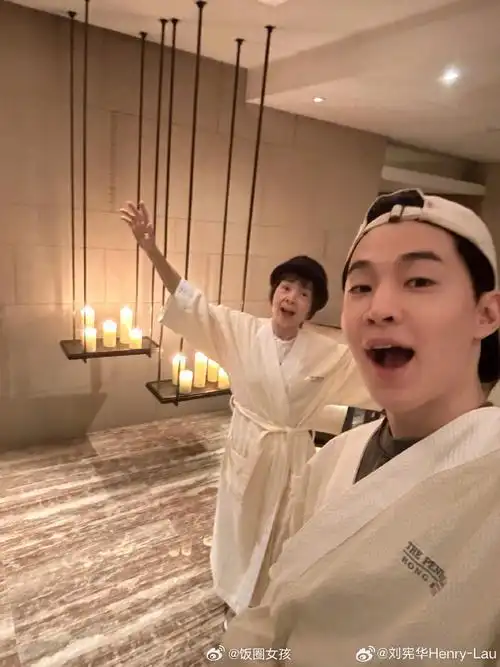 刘宪华晒与妈妈踏青照##刘宪华与妈妈合照