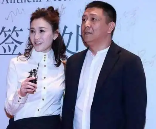 48岁李小冉颜值攀升,迷倒富豪老公,为她付出再多也值得