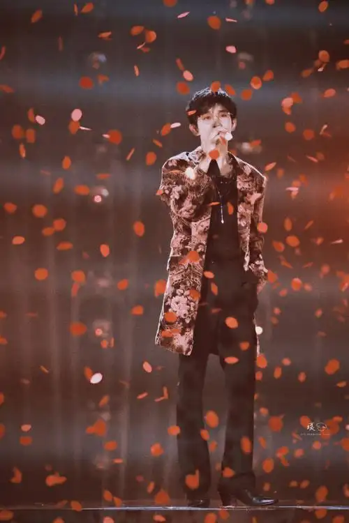 三逢时戢鳞风起##易烊千玺舞台直拍##易烊千玺羞答答的玫瑰彩排vlog