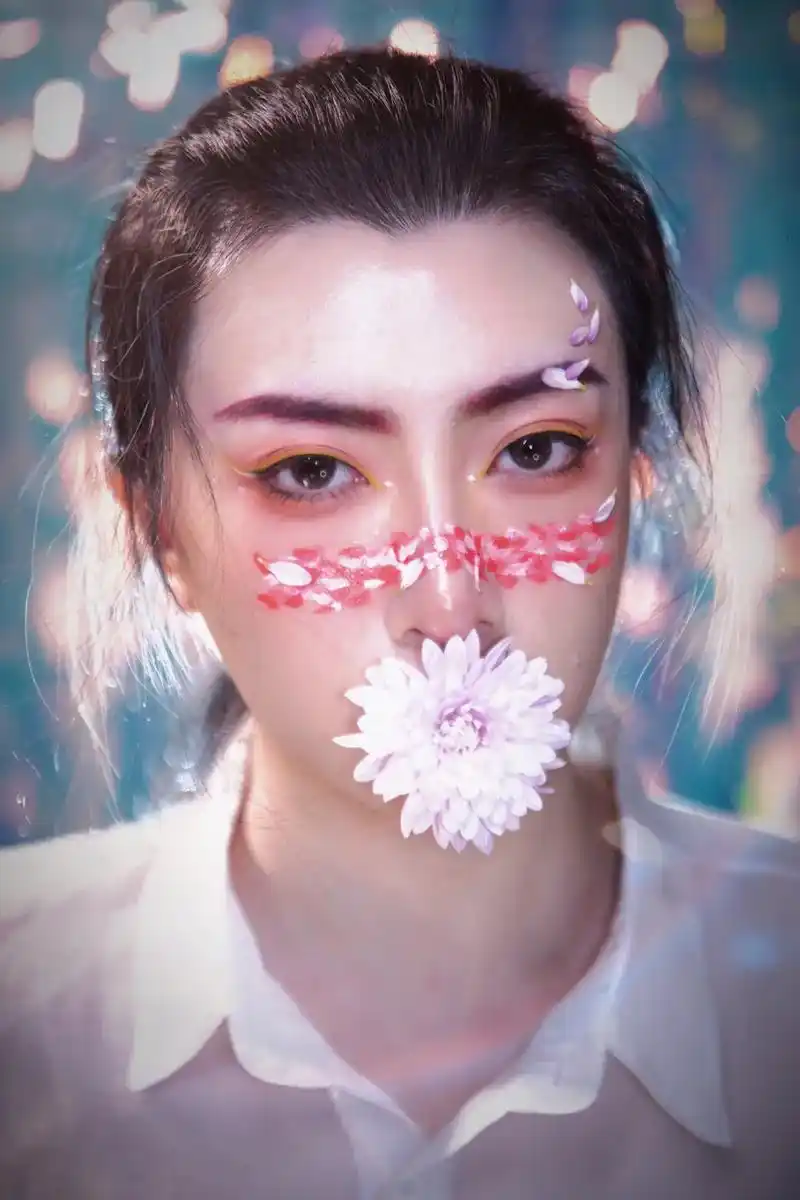 花瓣创意妆容 95底妆:依旧先上遮瑕再上粉底,粉底选用自然一 - 抖音