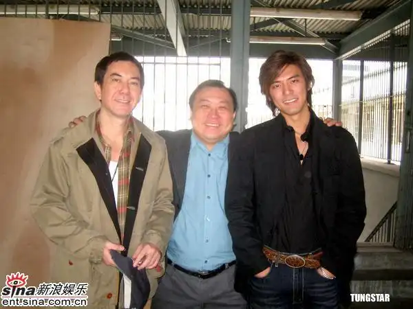 组图黄秋生上海拍摄瘦身与邓萃雯演夫妻