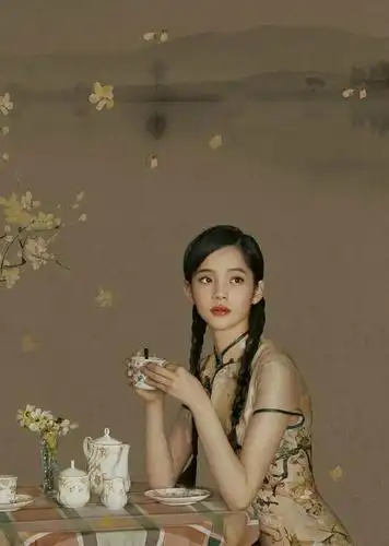 欧阳娜娜晒17岁旗袍照配复古盘发显老气像偷穿大人的衣服