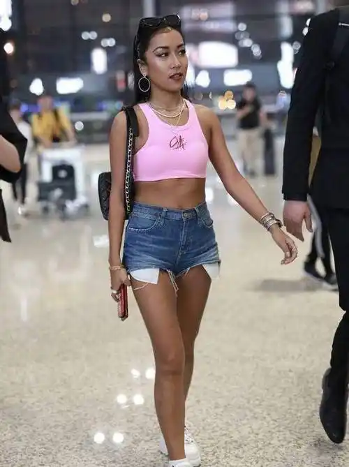 吉克隽逸虽然肤色黑但很自信,穿骑行裤秀长腿,真不愧是辣妹子_短裤