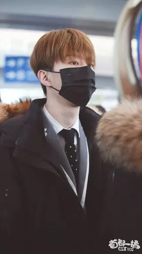 范丞丞穿羽绒服戴口罩现身机场白嫩帅气网友眼睛太漂亮了