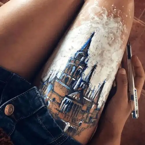 三位外国女画家别出心裁在大腿上作画作品令人惊艳