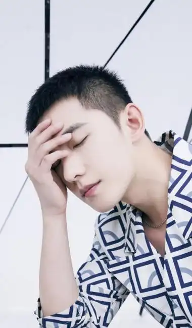 "军艺校草"魔咒!杨洋曾五年不敢上综艺,如今却走上腾化之路