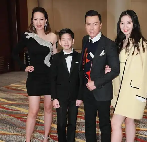 甄子丹老婆汪诗诗身材绝了穿挂脖无袖连衣裙出席活动高挑纤瘦