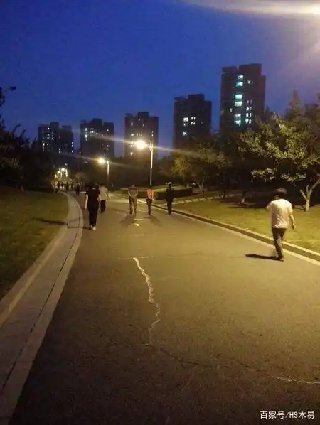 初夏的夜晚散散步,吹吹风,是多么的惬意