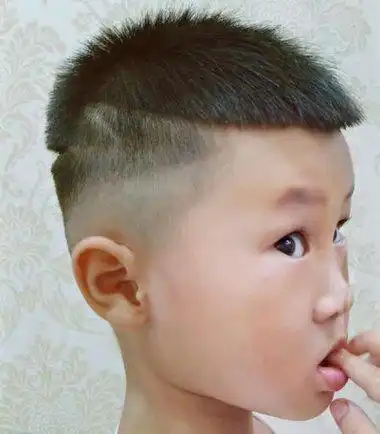 给男童理个有个性平头发型全新儿童平头发型推荐有图例2