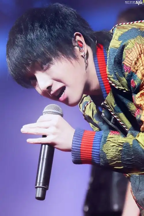 哥哥这个侧脸真的绝了,我死了姐妹们不用扶我,让我躺着吧. 华晨宇花花