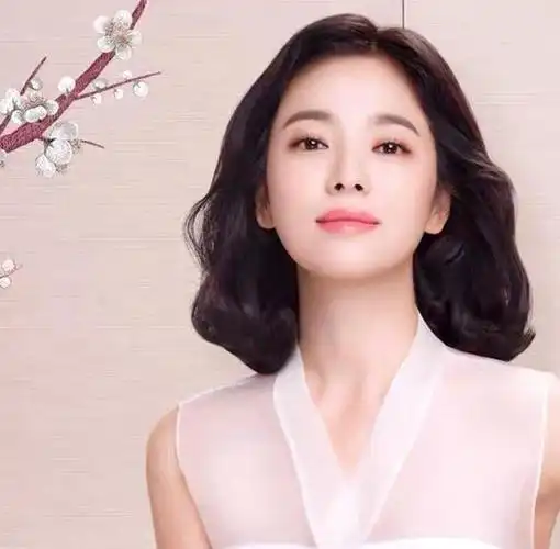 在韩国娱乐圈拼搏了超过25年,凭借实力和人脉稳坐一线女星的宝座