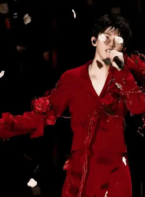 马嘉祺演唱会造型分享,红色与玫瑰的碰撞神秘且有魅力,满满的氛围感