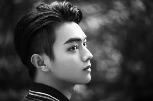 许凯受邀出席品牌活动 all black诠释复古摩登