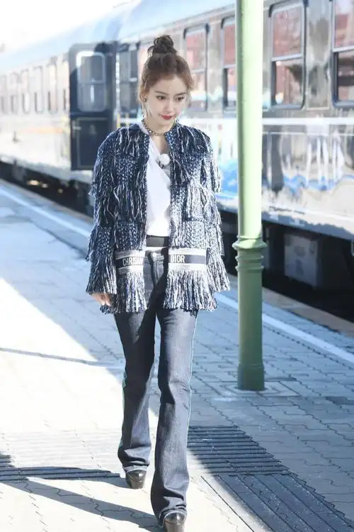 angelababy杨颖的明星范藏不住,穿小香风外套走机场,减龄洋气__财经