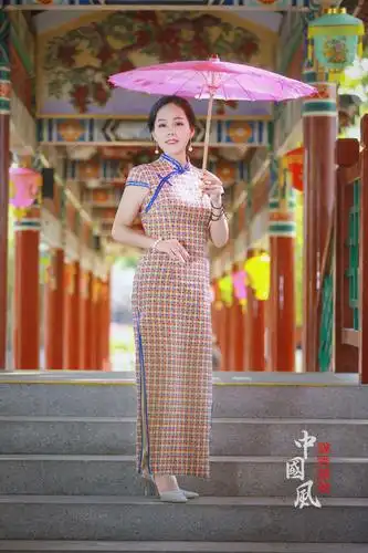 轻盈舞步惊四座, 旗袍艳丽小佳人, 软玉沈香酒醉魂.