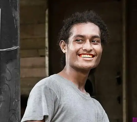 长血红色牙齿的民族 满嘴猩红似吸血鬼