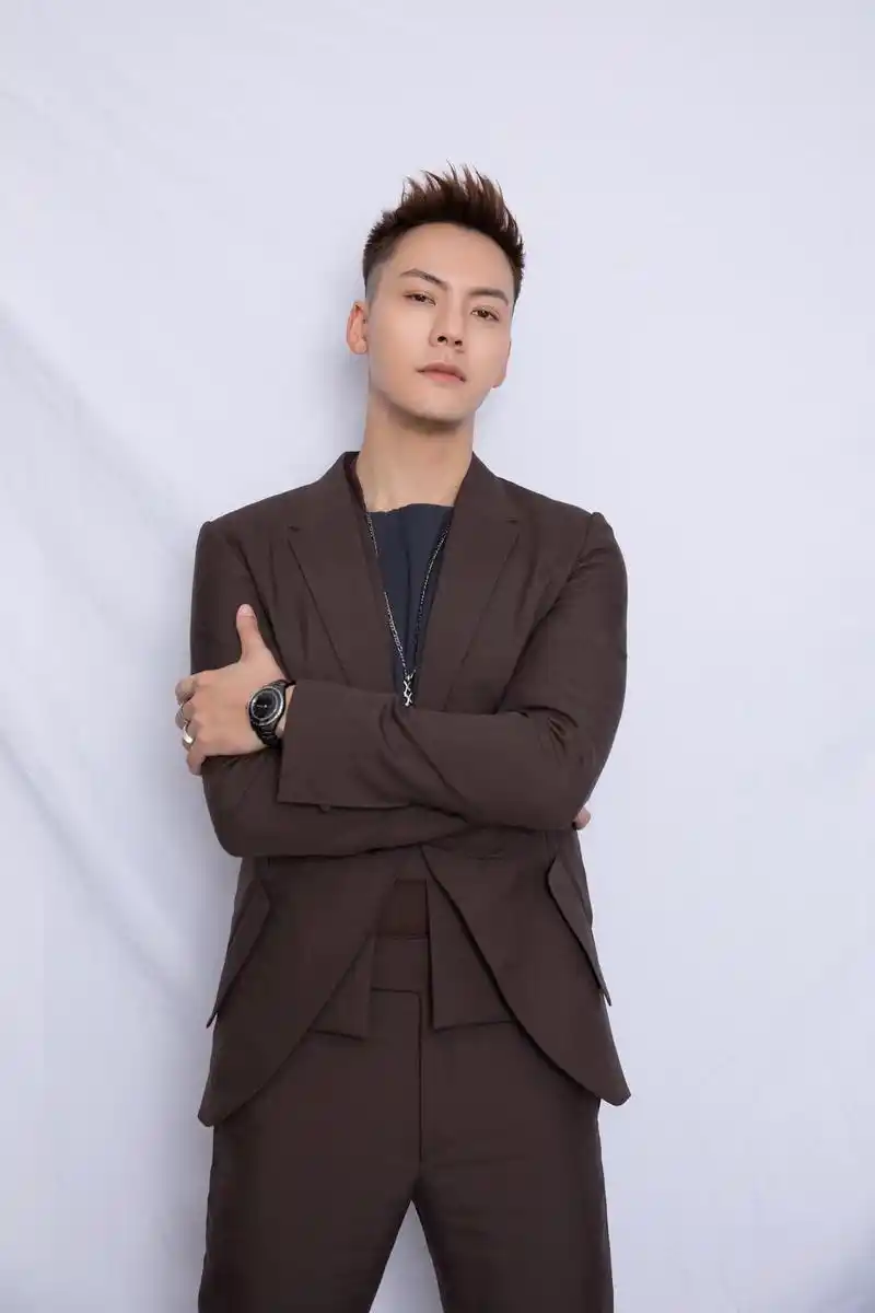 新鲜霆帅气预定!陈伟霆加盟江苏卫视跨年演唱会