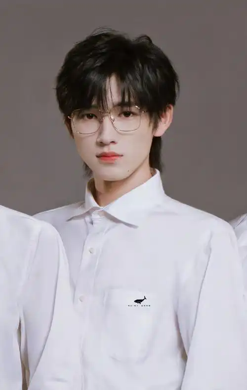 #宋亚轩金属框眼镜造型#