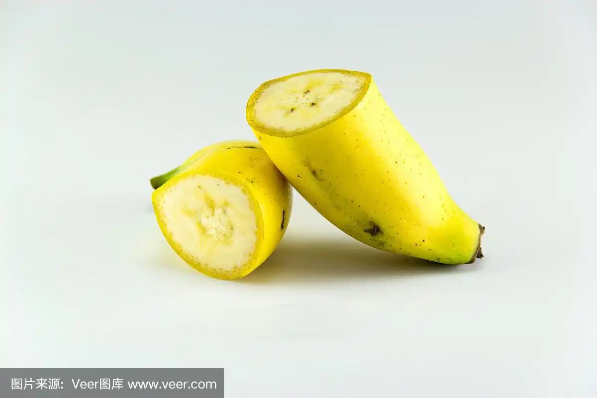 切香蕉在白色的背景