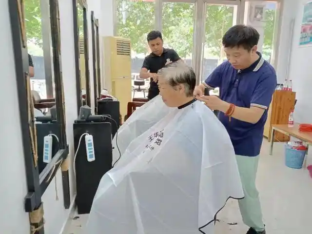许庄街道社区便民理发店,免费理发暖人心