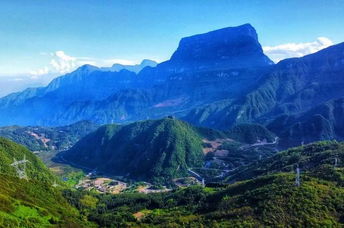 四川大瓦山,被誉为"蜀中三绝"之一,这座雄伟的山峰被连绵无边的原始