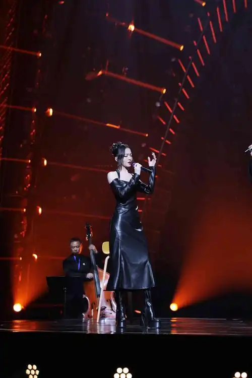 这一期黑色紧身皮裙,崭现时尚气息,张韶涵的音乐舞台简直就是视觉和