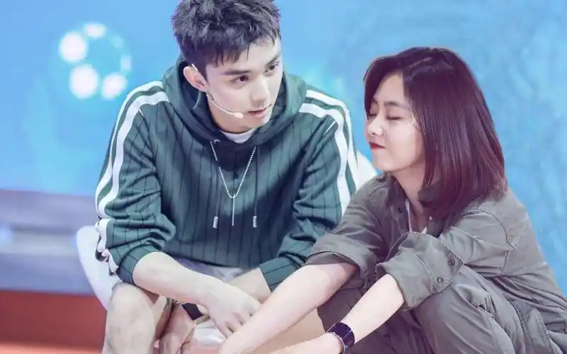 白敬亭刚出道的时候,主演青春校园剧,以清秀帅气的小鲜肉形象吸引了大