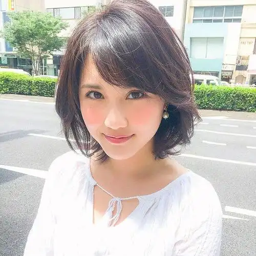 女生斜刘海短发,显脸小又有气质!