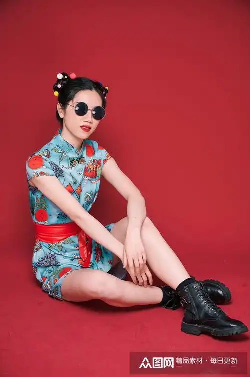 戴墨镜国潮旗袍美女商业摄影图创意摄影图素材