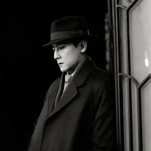 2004年,吴彦祖与成龙主演了《新警察故事》,并获得了金马奖演员类奖项