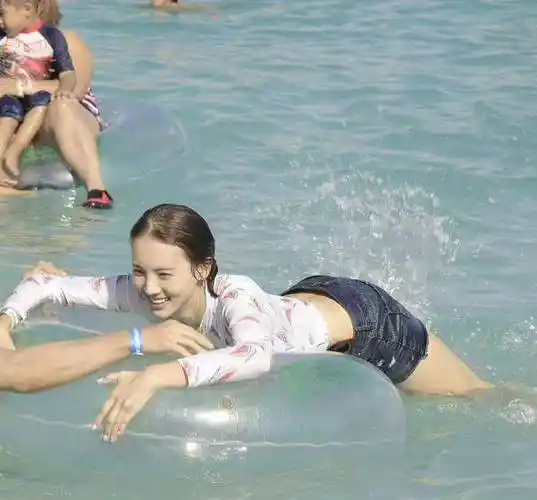 金晨穿小碎花泳衣,与腹肌猛男戏水笑开花,网友:柔韧真好_穿着_舞蹈