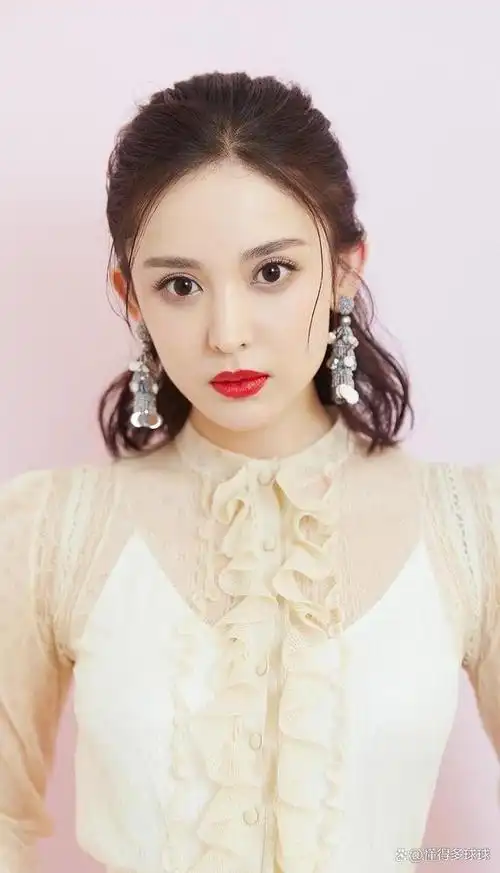 近日,中国著名女演员古力娜扎在社交媒体上晒出了一组活动照片,却意外