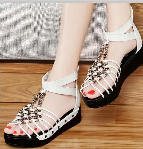 90后的姑娘穿简约美观的夏凉鞋娇艳的美甲自成一片风景美到哭