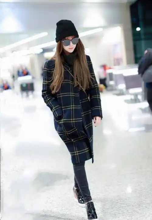 天王嫂昆凌低调出街却被好身材出卖纤腰长腿低调色也遮不住