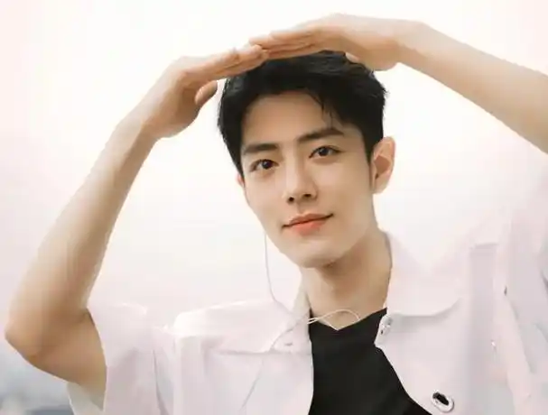 一女子疑探班肖战,两人乔装打扮进入饭店聚餐,被网友传隐秘恋情