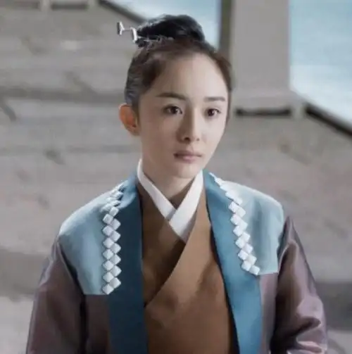 都说杨幂女扮男装很帅气,直到看见古力娜扎,真好看!