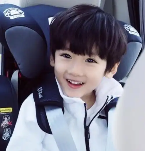 "高颜值男孩"医院照顾弟弟走红,护士偷拍"犯花痴":等你长大!