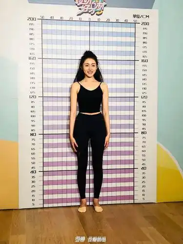 今天看到张天爱身高图我终于发现她身高突增秘密了.