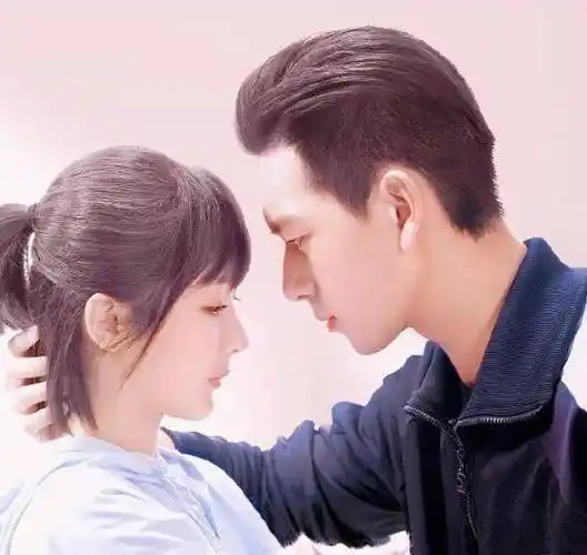 杨紫现场看两人吻戏,很是不满意,旁边的李现紧张到扯扣子_是属于_小雪