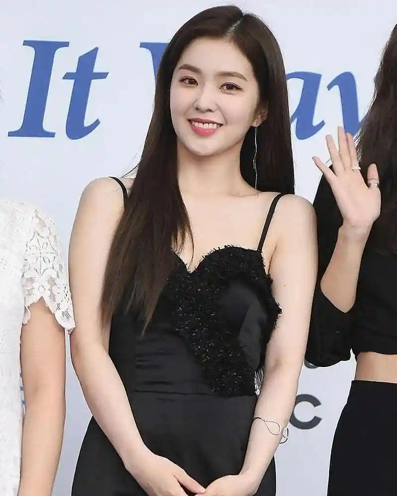 裴珠泫活动照引网友"围观",黑色吊带连体衣堪称"量身定做"