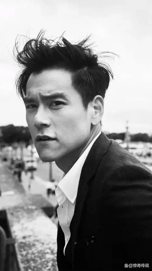 彭于晏法国街头遛狗!41岁帅气男神身材依旧完美,依旧阳光不油腻