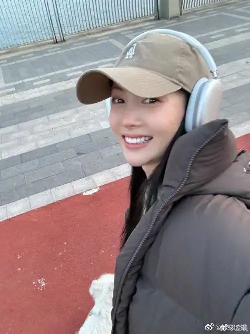 金晨期盼春天自拍##金晨侧颜嘟嘴自拍